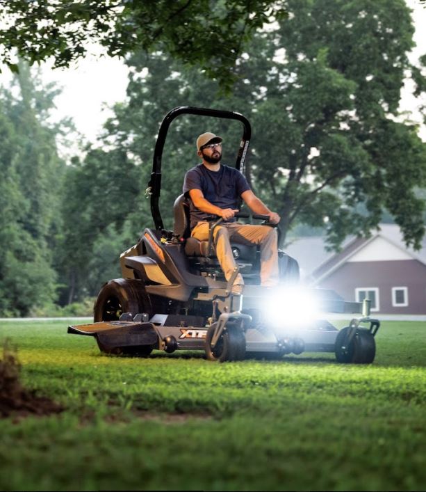 SPARTAN SRT-XDe Series Zero Turn Mower 61" Deck  | 24 HP